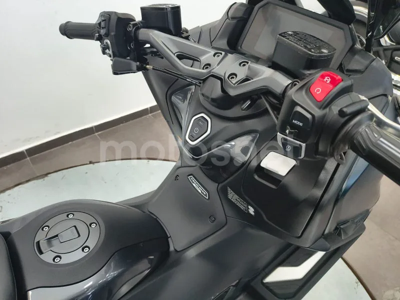 Yamaha TMAX - Vista 15