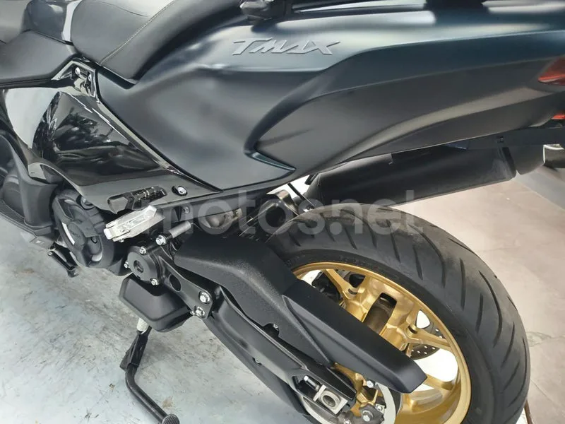 Yamaha TMAX - Vista 17