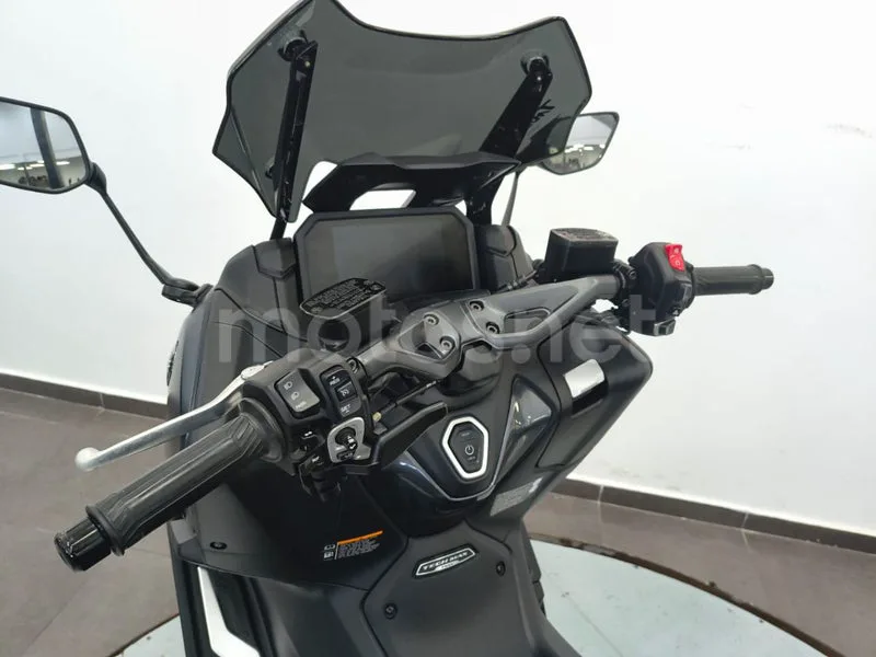 Yamaha TMAX - Vista 18