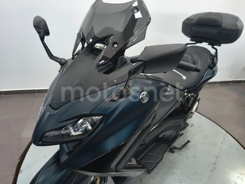 Yamaha TMAX - Vista 22