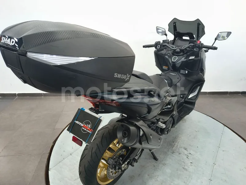 Yamaha TMAX - Vista 5