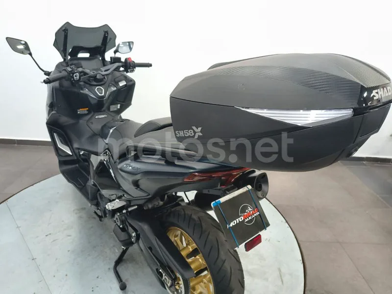 Yamaha TMAX - Vista 6