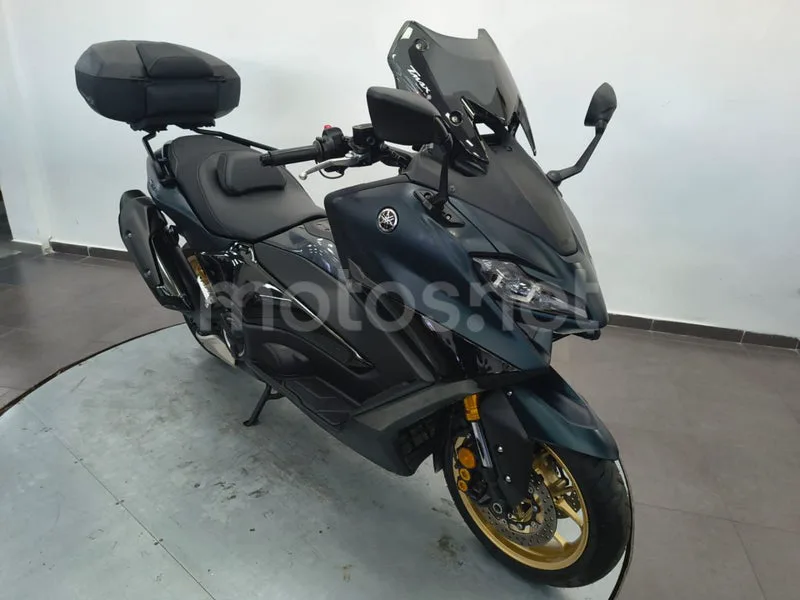 Yamaha TMAX - Vista 9