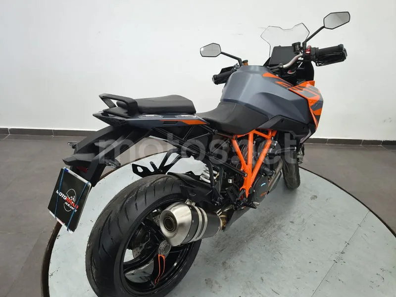 KTM 1290 Super Duke GT - Vista 17