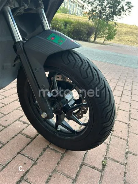 Aprilia SR GT 125 - Vista 8