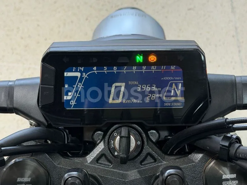 Honda CB125R - Vista 3