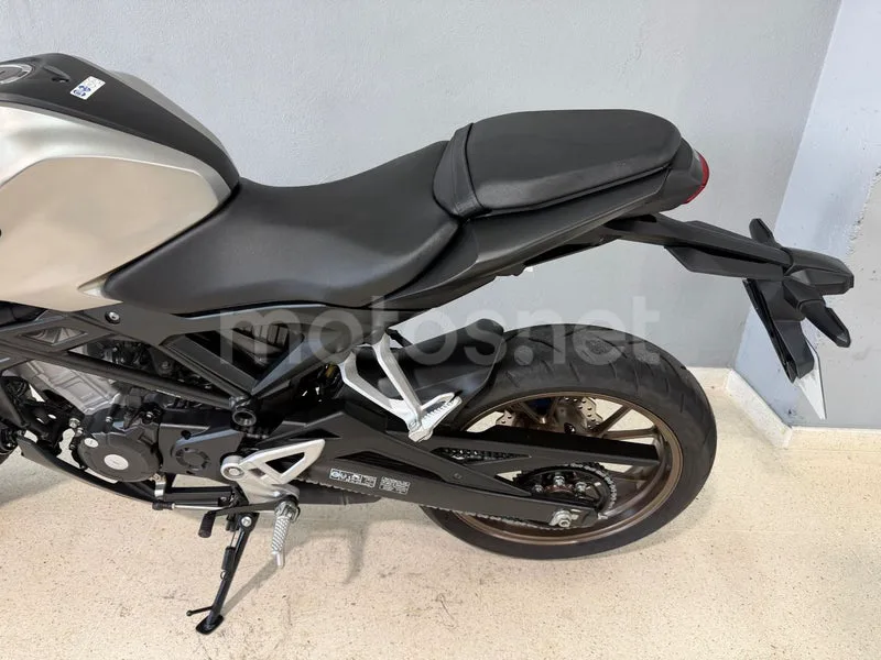 Honda CB125R - Vista 4