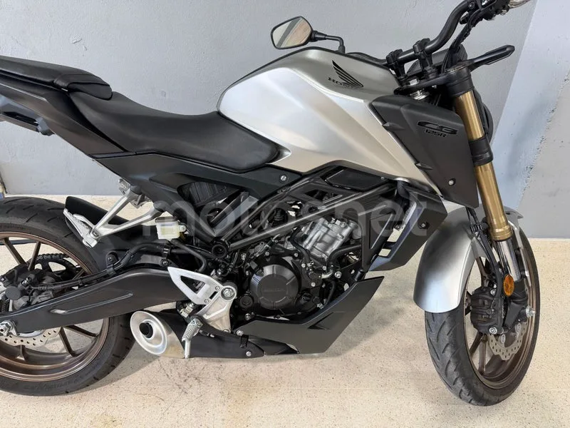 Honda CB125R - Vista 8