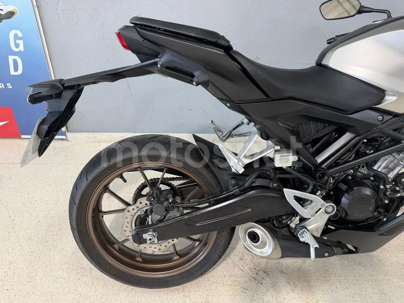 Honda CB125R - Vista 10