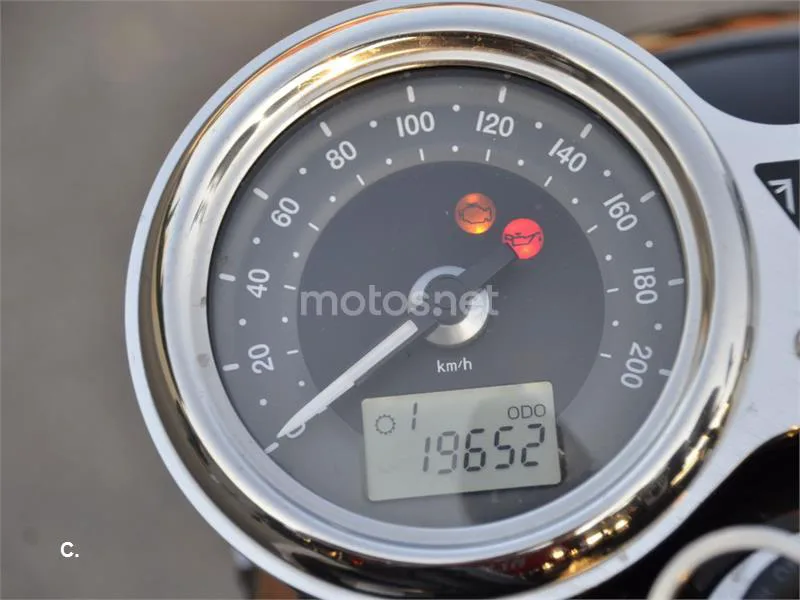 Triumph Bonneville T100 - Vista 12