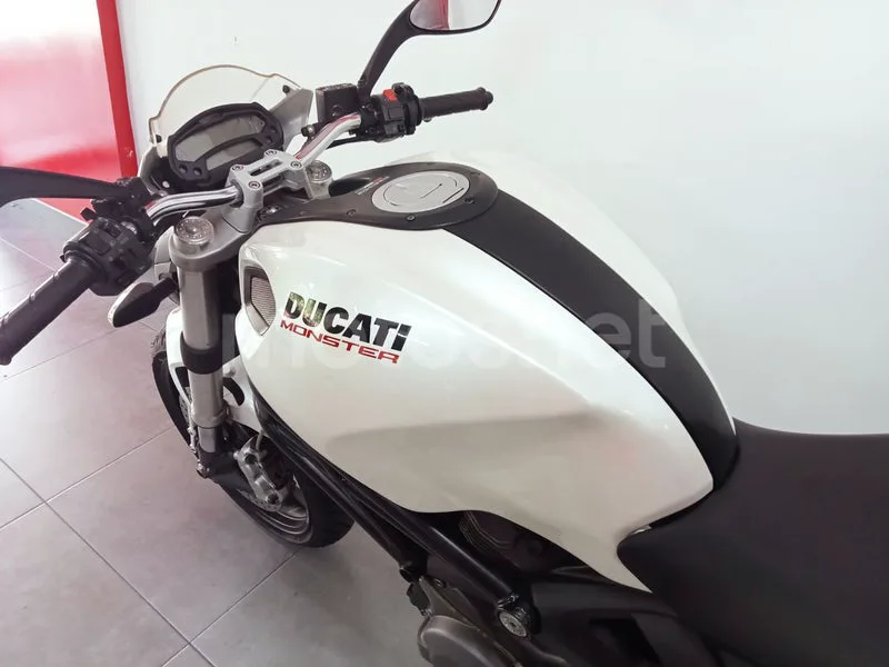 Ducati Monster 696 - Vista 4