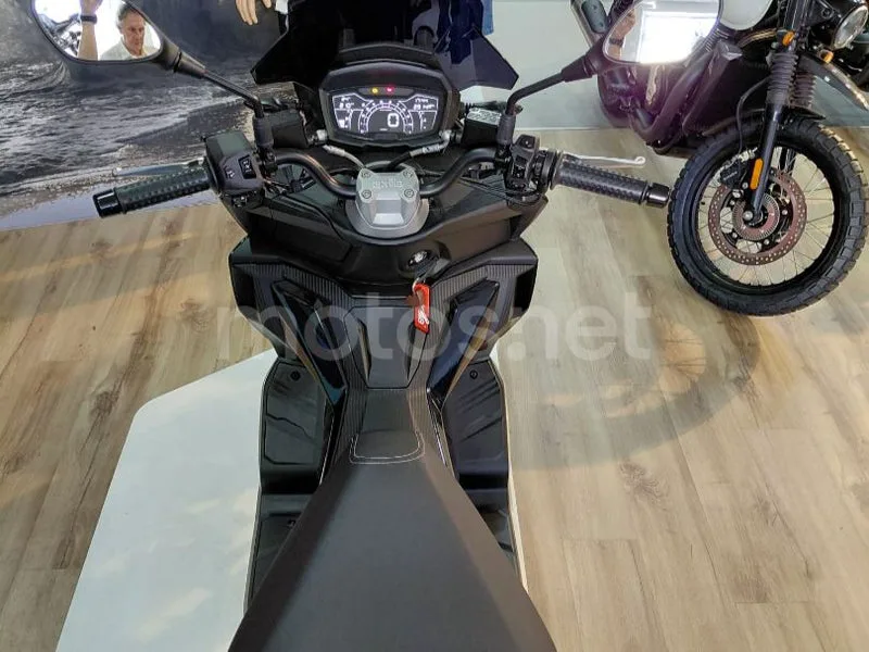Aprilia SR GT 125 - Vista 8