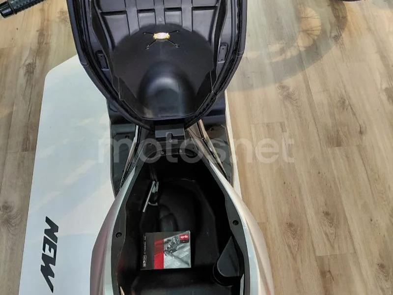 Aprilia SR GT 125 - Vista 9