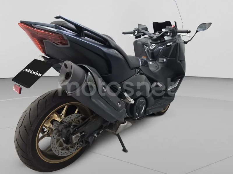 Yamaha TMAX - Vista 4
