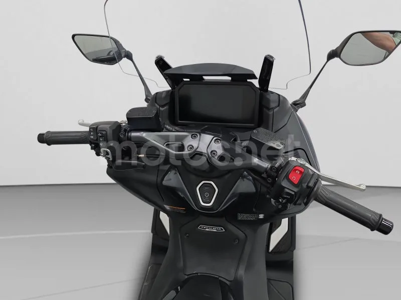 Yamaha TMAX - Vista 8