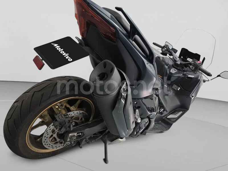 Yamaha TMAX - Vista 9