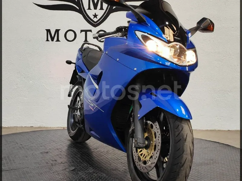 Triumph Sprint ST - Vista 4