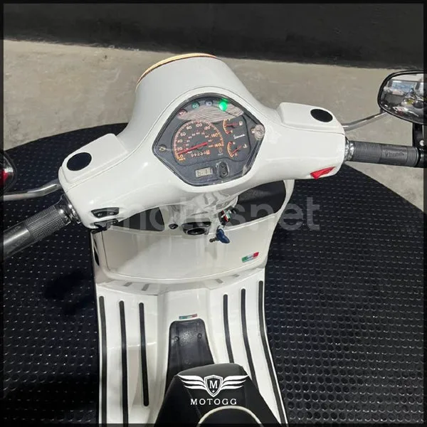 Vespa GTS 300 - Vista 8