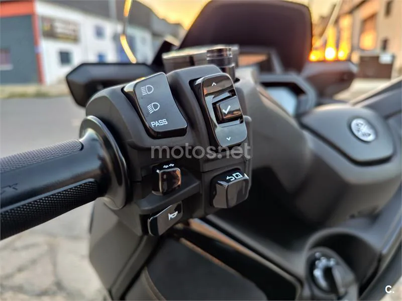 Yamaha XMAX 300 - Vista 18