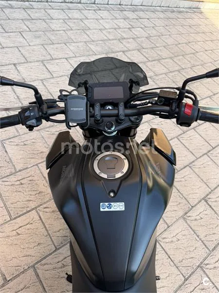 Honda CB125R - Vista 4