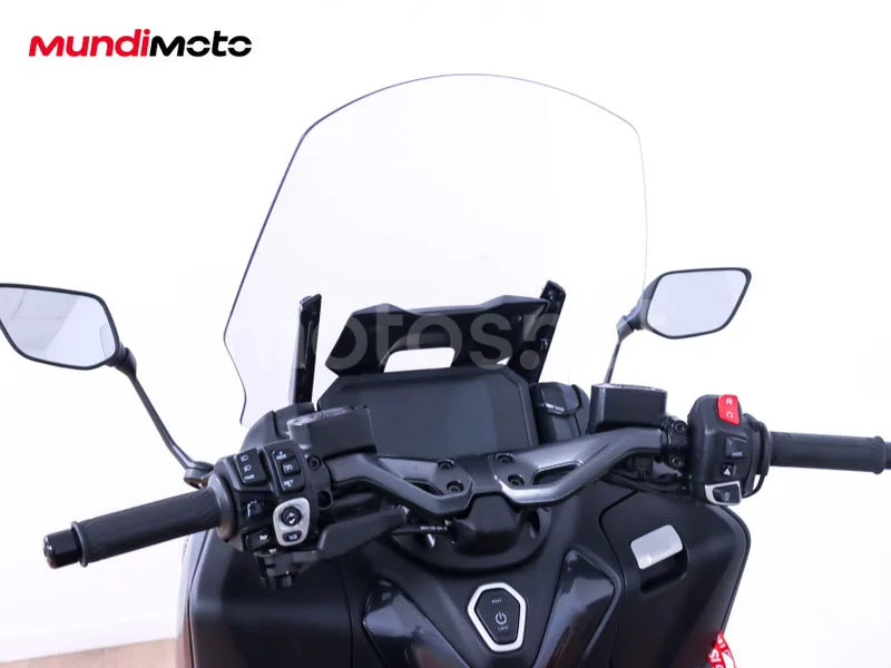 Yamaha TMAX - Vista 11