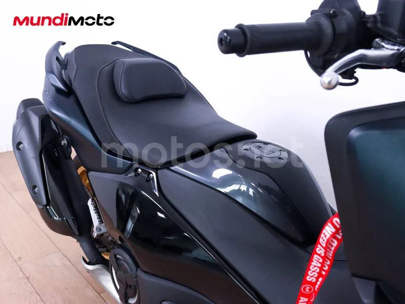 Yamaha TMAX - Vista 26