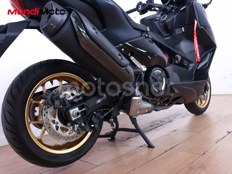 Yamaha TMAX - Vista 4
