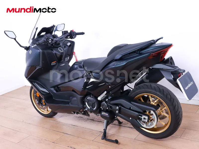 Yamaha TMAX - Vista 8