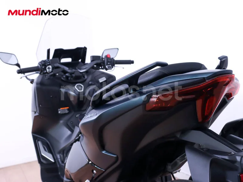 Yamaha TMAX - Vista 9