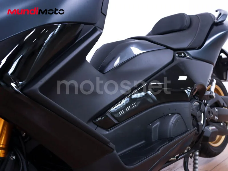 Yamaha TMAX - Vista 10