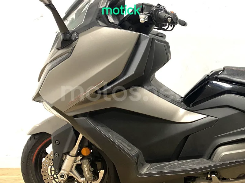 Kymco AK 550 - Vista 6