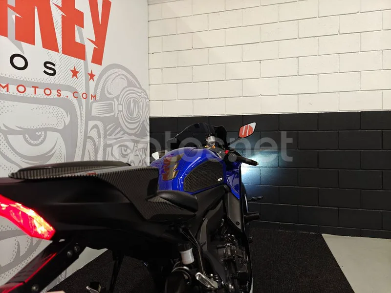 Yamaha YZF-R7 - Vista 18