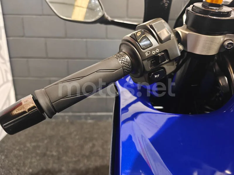 Yamaha YZF-R7 - Vista 10