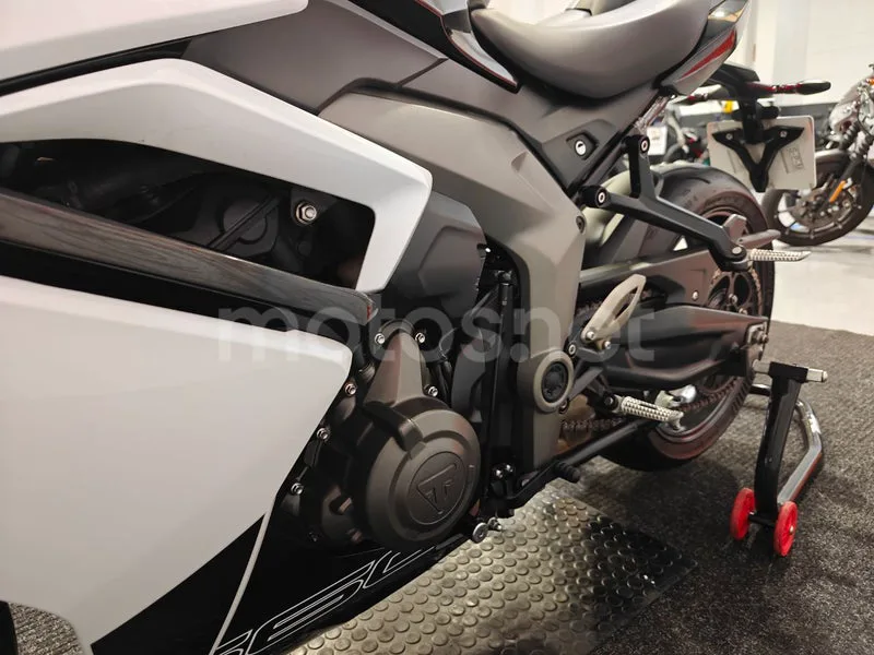 Triumph Daytona 660 - Vista 14