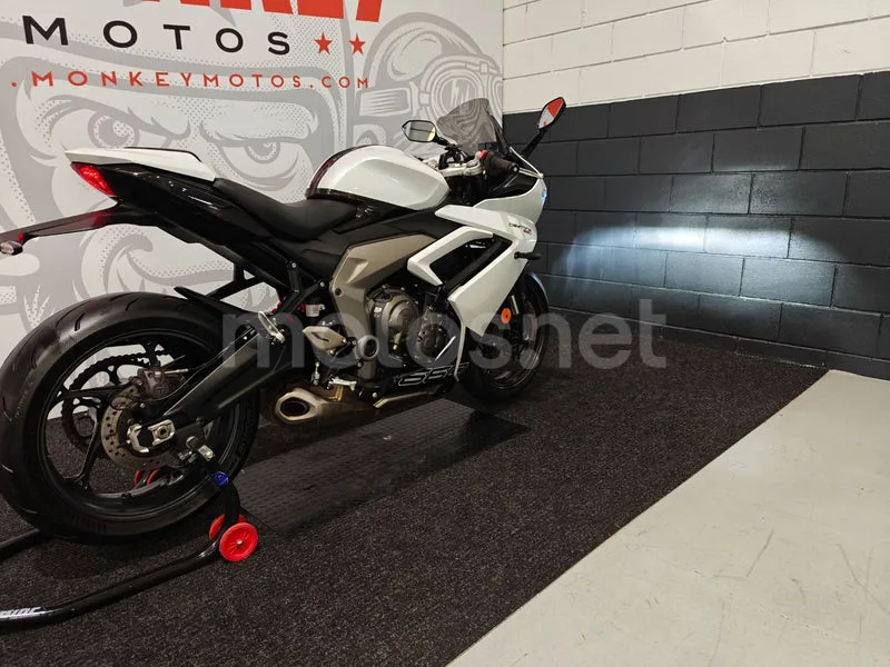 Triumph Daytona 660 - Vista 3