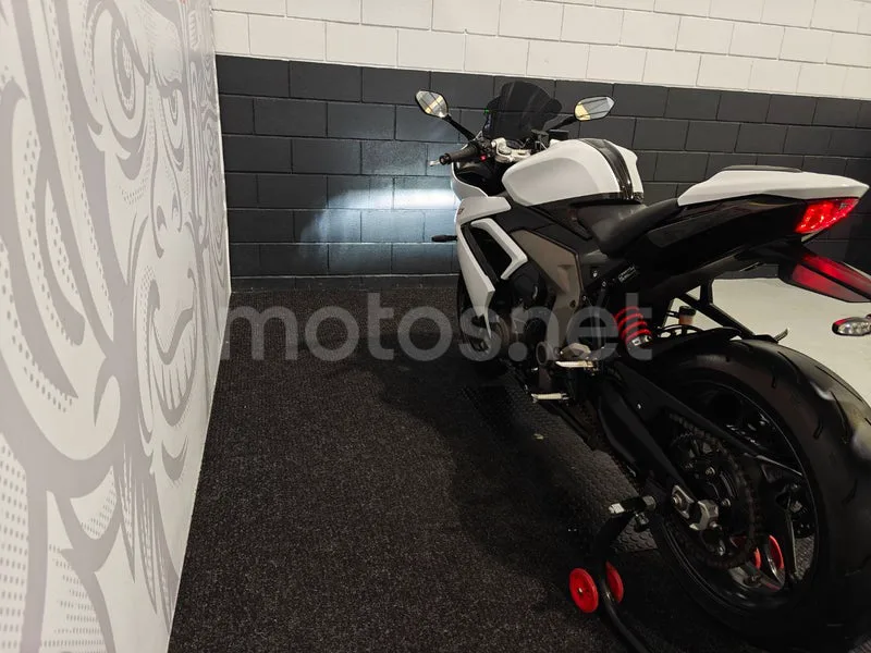 Triumph Daytona 660 - Vista 5