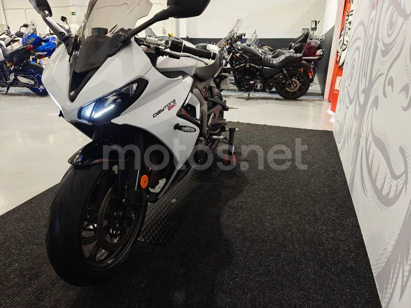 Triumph Daytona 660 - Vista 6