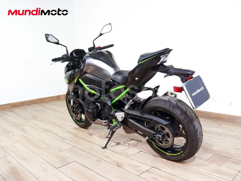 Kawasaki Z900 - Vista 8