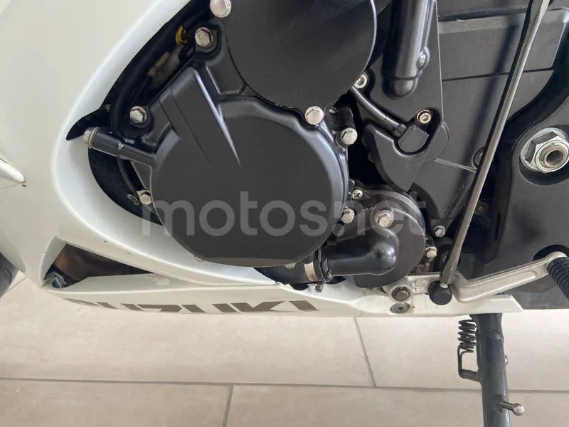 Suzuki GSX-R600 - Vista 15