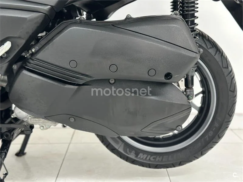 Yamaha XMAX 300 - Vista 24