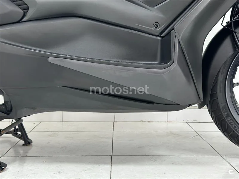 Yamaha XMAX 300 - Vista 10