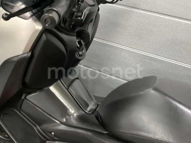 Yamaha XMAX 400 - Vista 16