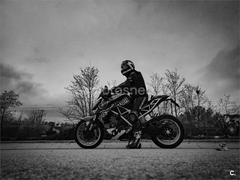 KTM 1290 Super Duke R - Vista 10