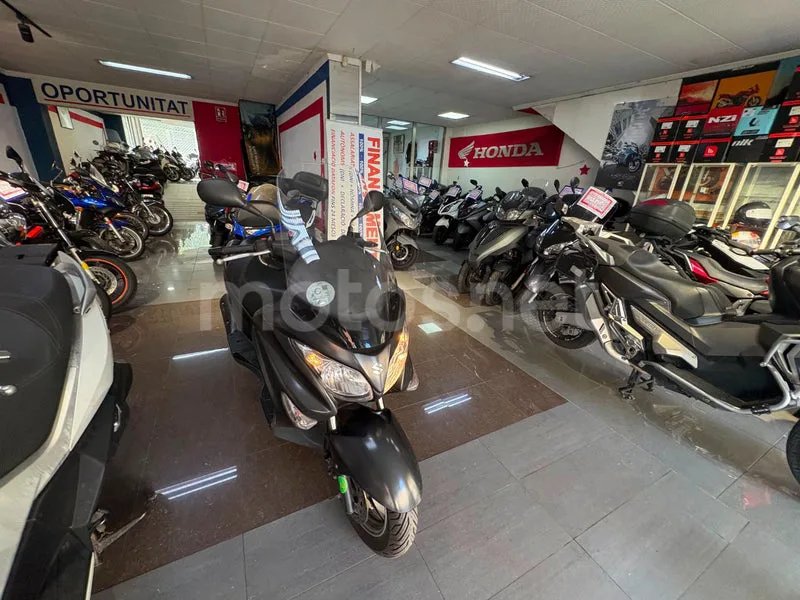 Suzuki Burgman 200 - Vista 10