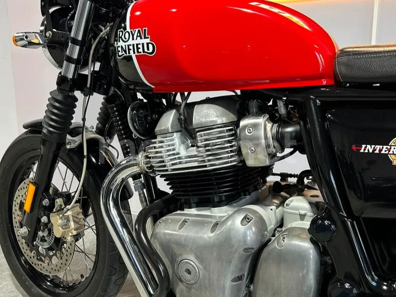 Royal Enfield Interceptor 650 - Vista 6