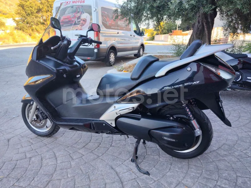 Honda Silver Wing 600 - Vista 5