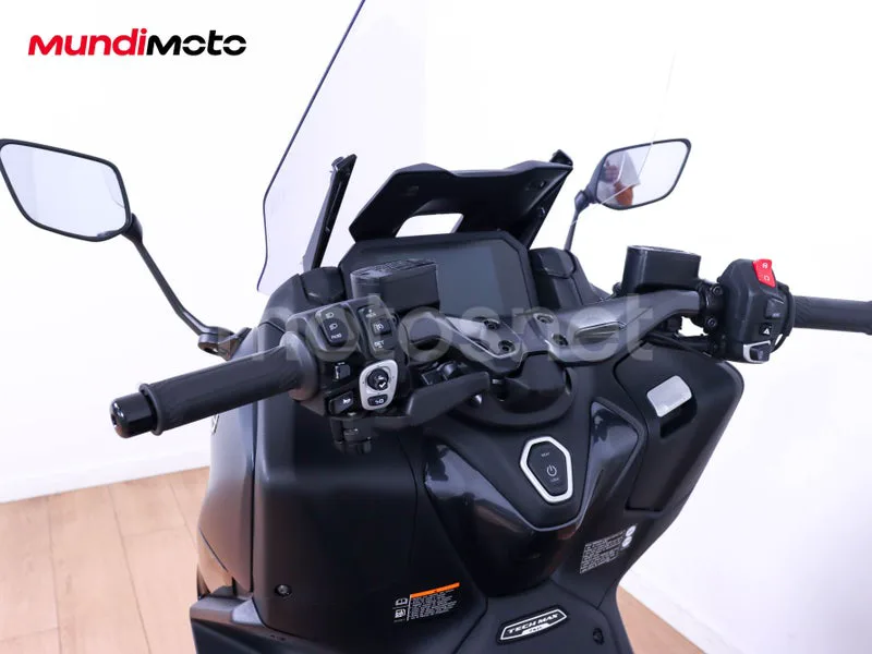 Yamaha TMAX - Vista 11