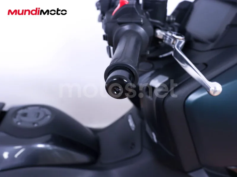 Yamaha TMAX - Vista 14