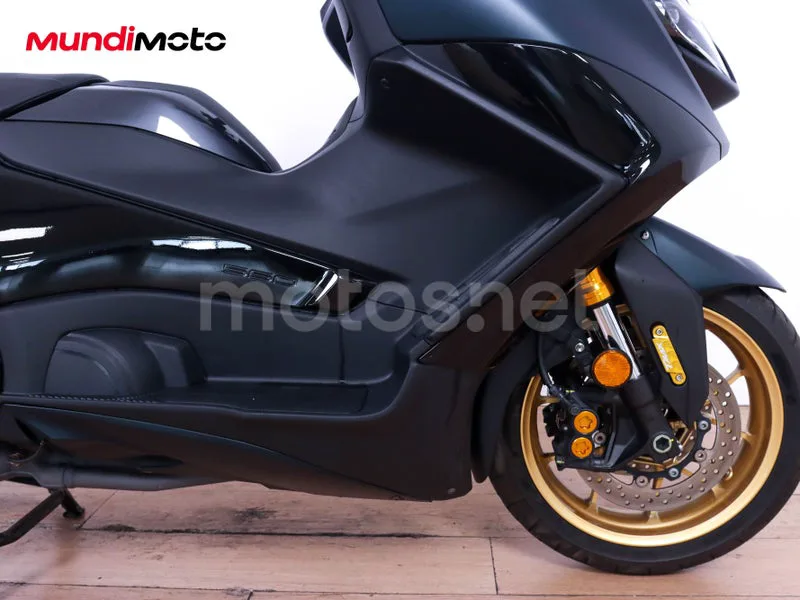 Yamaha TMAX - Vista 15