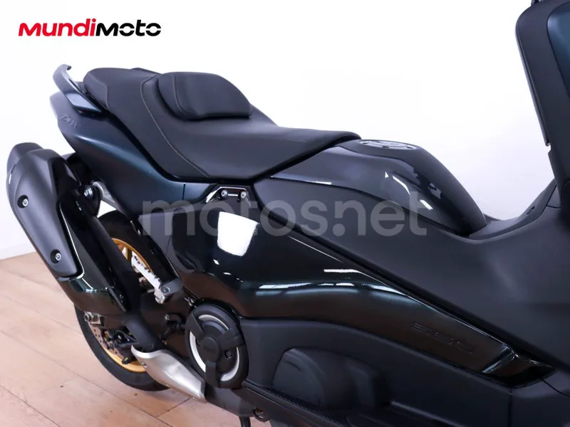 Yamaha TMAX - Vista 16